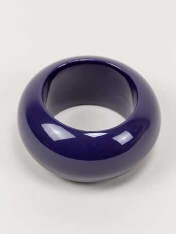Très gros bracelet rond en bois laqué violet 2