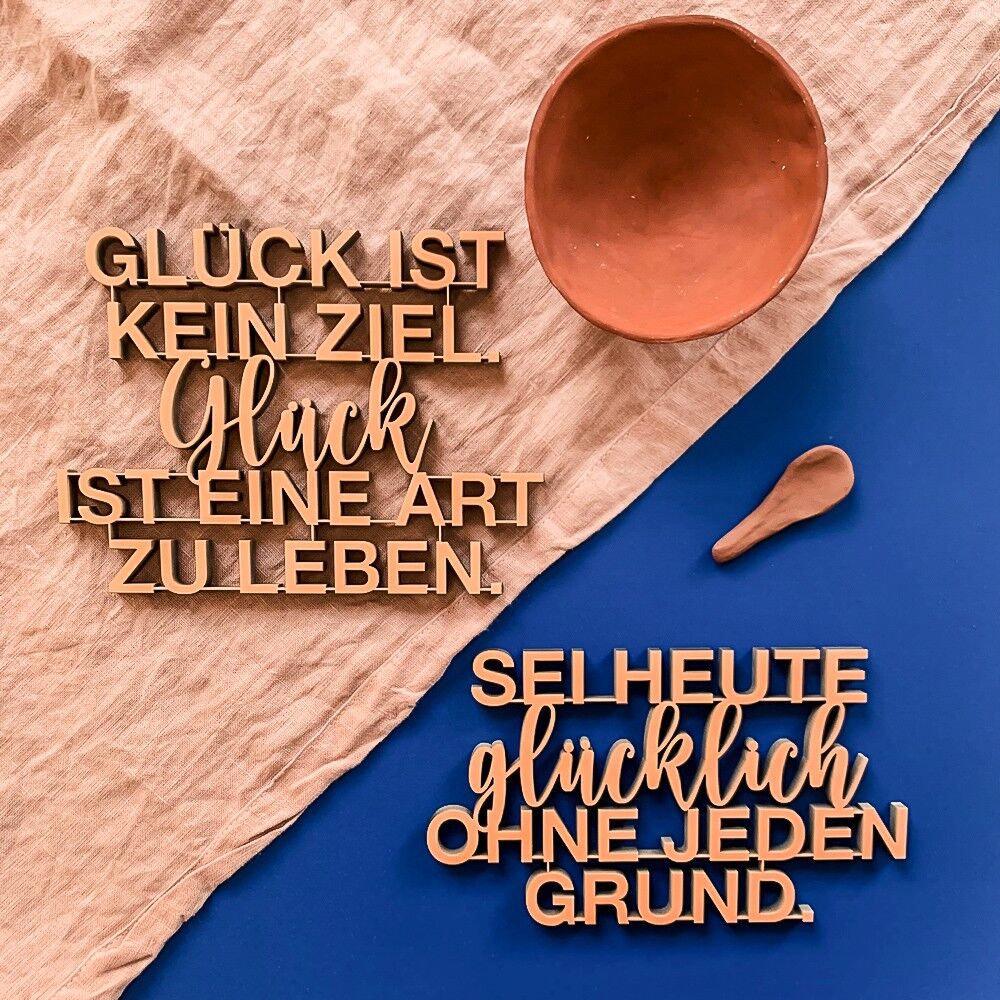 La felicità non è un obiettivo. La felicità è un modo di vivere. Sii felice oggi senza motivo.-Gr. M