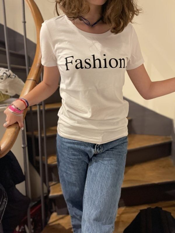 Camiseta de mujer de moda.