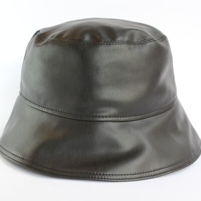 Sombrero negro fabricado en piel ecológica de alta calidad.