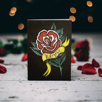 Carte de voeux de tatouage rose avec bannière d'amour 2