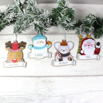 Ensemble personnalisé de quatre décorations à suspendre en bois de personnages de Noël colorés 4