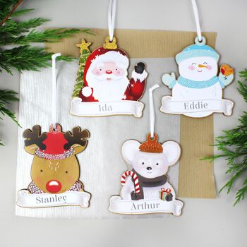 Ensemble personnalisé de quatre décorations à suspendre en bois de personnages de Noël colorés 9