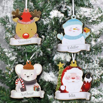 Ensemble personnalisé de quatre décorations à suspendre en bois de personnages de Noël colorés 10