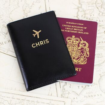 Porte-passeport noir personnalisé avec nom en or 1