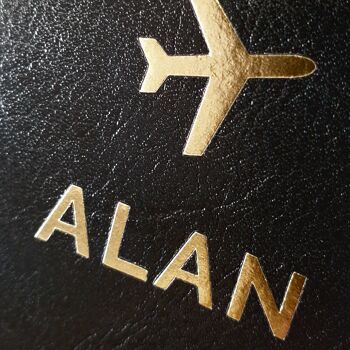 Porte-passeport noir personnalisé avec nom en or 3