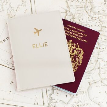 Porte-passeport crème personnalisé avec nom doré 1