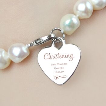 Bracelet personnalisé de perles d'eau douce blanches de tourbillons et de coeurs de baptême 1