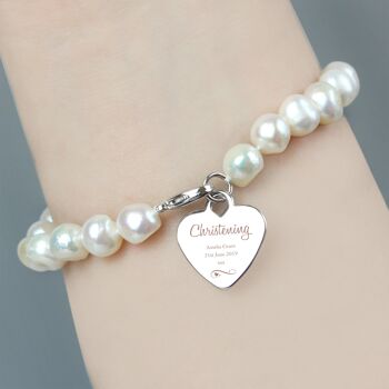 Bracelet personnalisé de perles d'eau douce blanches de tourbillons et de coeurs de baptême 5