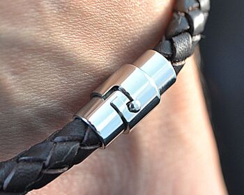 Bracelet en cuir d'acier tribal personnalisé avec détail de tête de vis 3