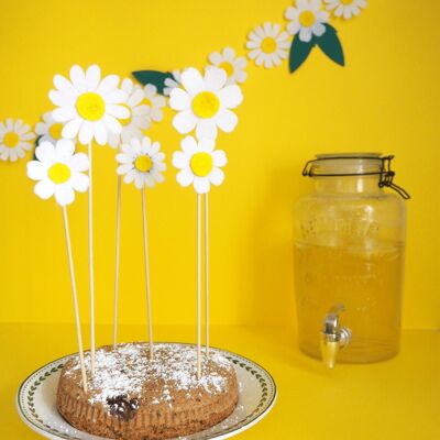Daisy cake toppers