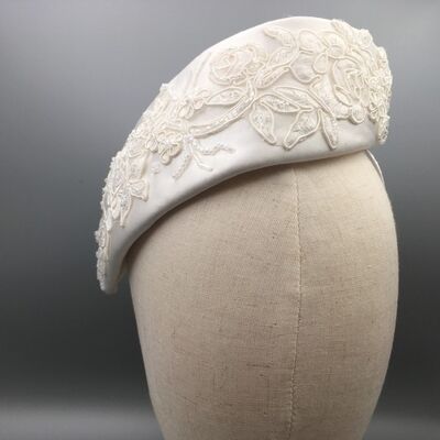 Abby - Halo headband with a twist in white silk, beaded lace and beads - White - halo Hat - beaded lace