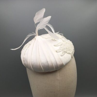 Nellie - Ivory silk button fascinator with pleats, lace and feathers - White - Button headpiece - silk