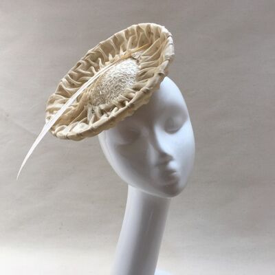 Beads - Small saucer in pleated ivory organza with a bead centre and a feather - Cream - Saucer Headpiece - Organza