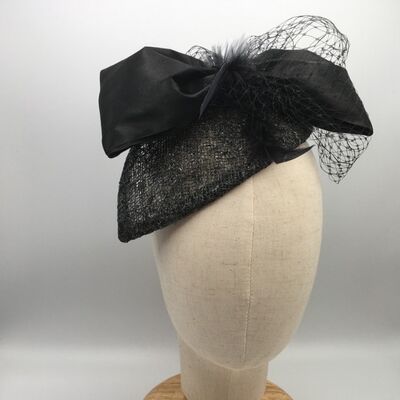 Kay - Black cocktail hat in black sinamay with a sparkle a black bow and feather - Black - Cocktail hat - Sinamay straw