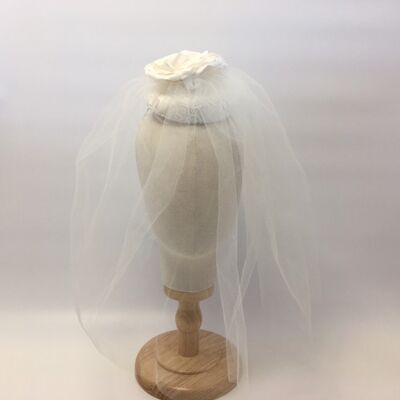 Roberta - White lace and silk button headpiece with a shoulder length veil - White - Bridal - silk