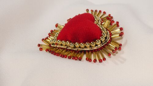 Broche cœur en velours rouge et perles dorées