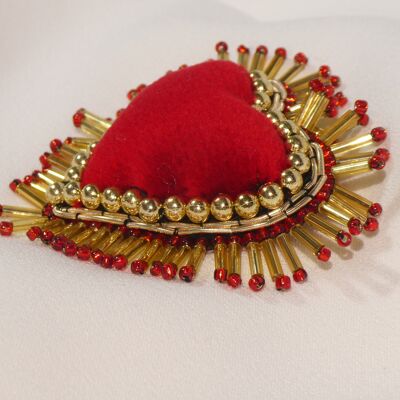 Heart brooch in red velvet and gold pearls