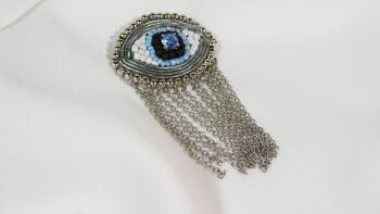 Broche œil brodée de perles et chaînes argentées 1