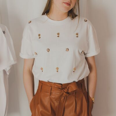 One-size white t-shirt embroidered with beige and gold beads