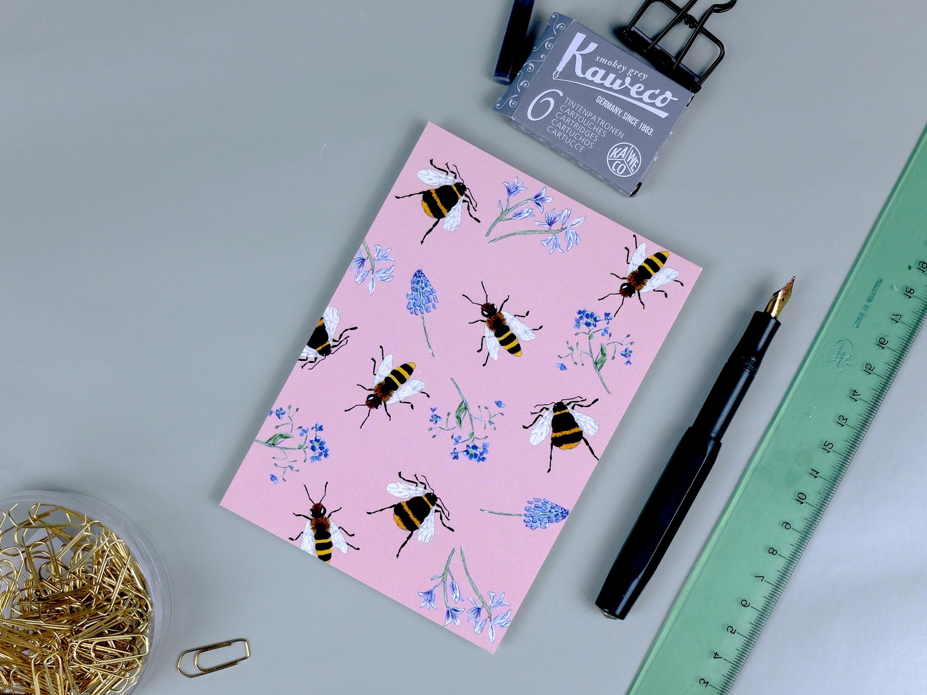 Cartolina bombi e api rosa