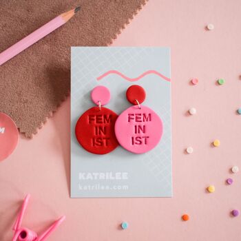 Boucles d'oreilles pendantes féministes en pâte polymère - Rouge/Rose 2