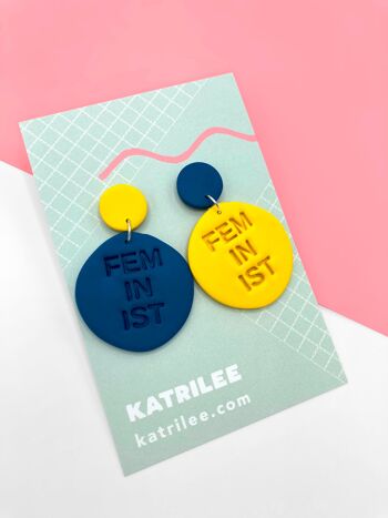 Boucles d'oreilles pendantes féministes en pâte polymère - Bleu sarcelle/jaune 2