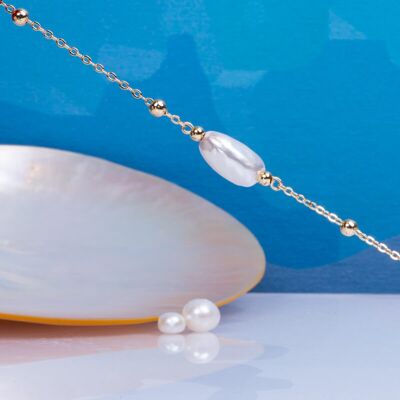 Bracelet chaîne acier doré et sa perle de nacre blanche en forme de coquillage