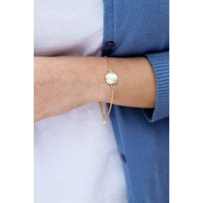 Bracelet demi perle de nacre sertie sur chaîne dorée