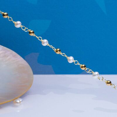 Bracelet petites perles de culture blanches et perles dorées