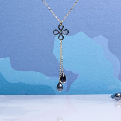 Collier trèfle de nacre noire et pampilles cristal et perle noires
