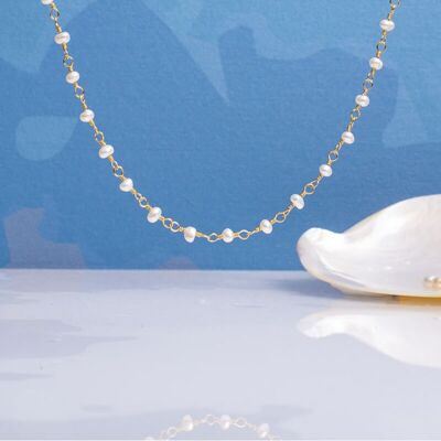Collier petites perles de culture blanches sur chaîne dorée