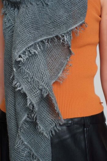 Écharpe tricotée légère en gris 4