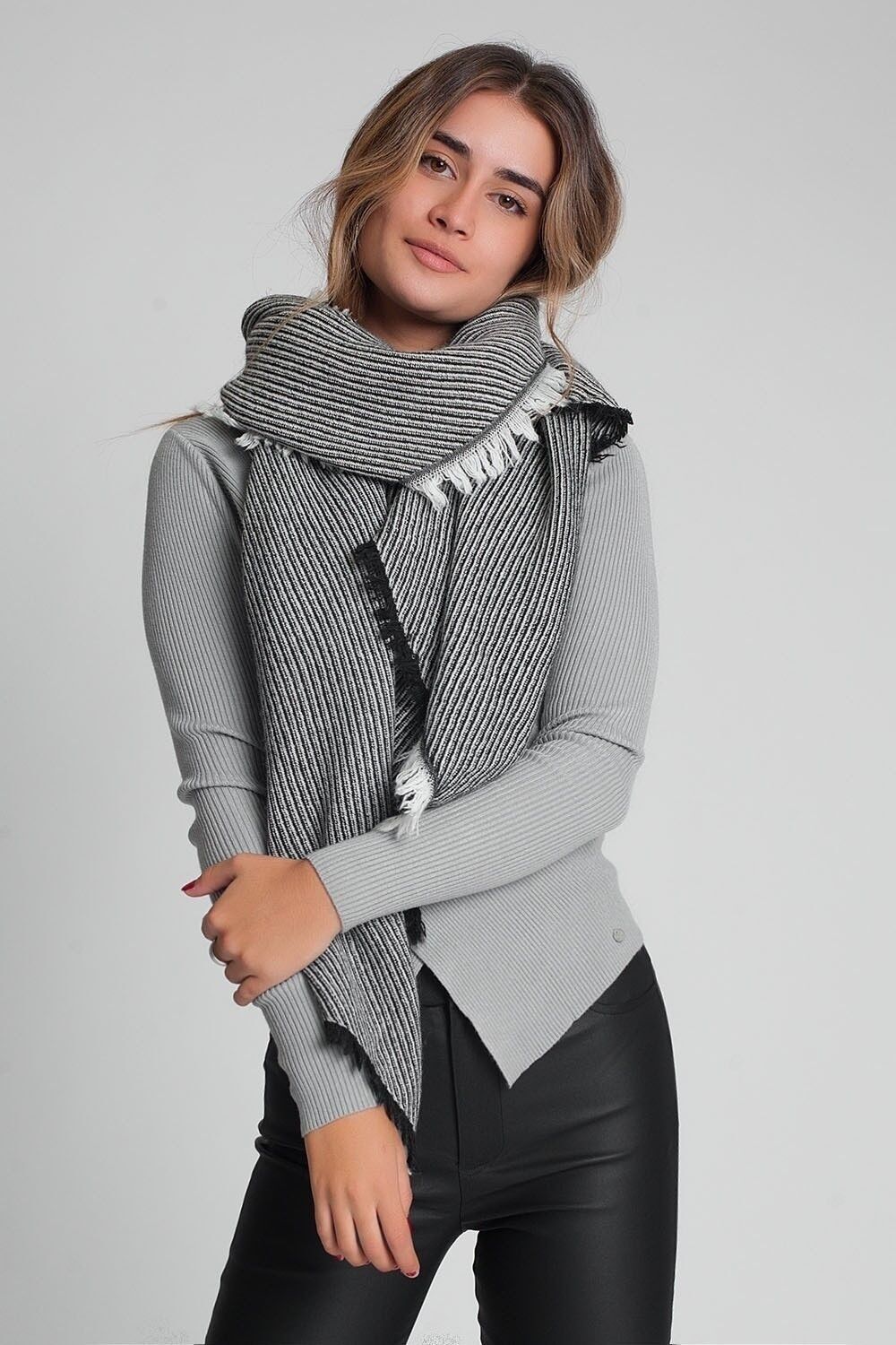 Sciarpa nera sfrangiata oversize