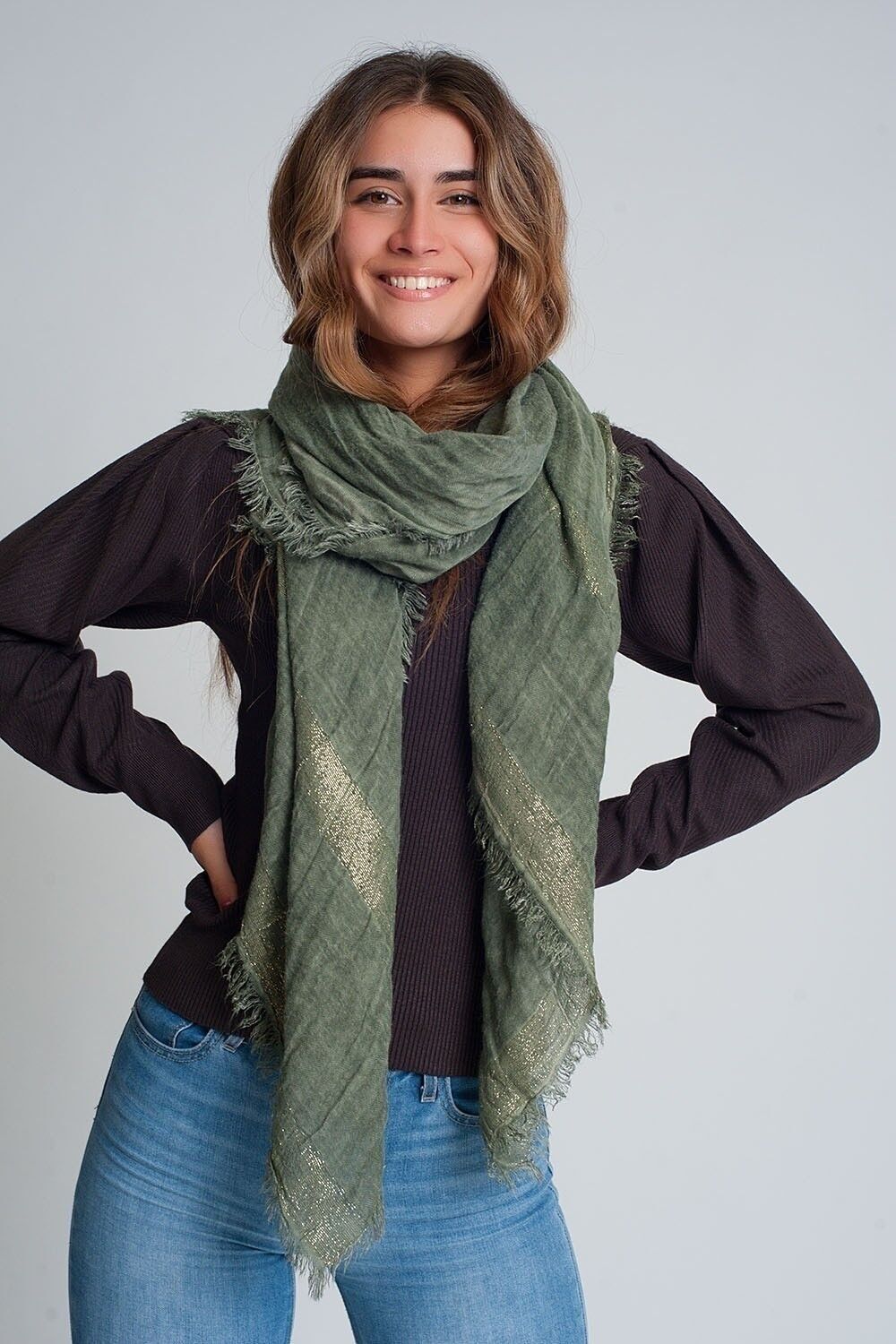 Sciarpa leggera in verde con strisce dorate