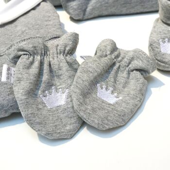 Baby gloves with crown