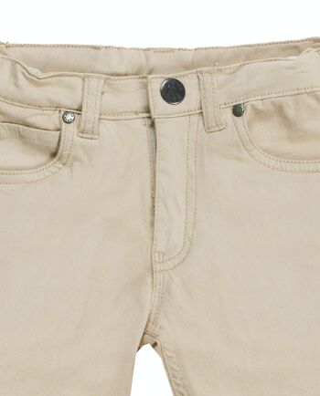 Bermuda garçon cinq poches en twill stretch couleur pierre. 3