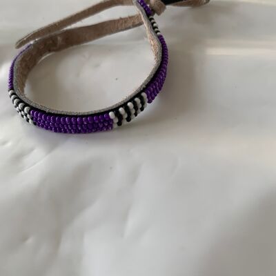 *nouveau* bracelet violet avec blanc/noir