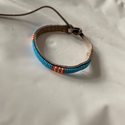 Pulsera azul claro con naranja y blanco