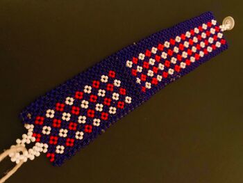 bracelet Maasai large avec bouton / bleu foncé, blanc, rouge 3