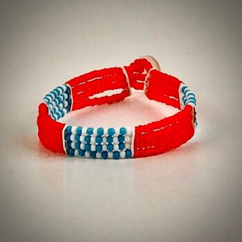 Bracelet Maasai avec bouton / rouge avec blanc/bleu clair 1