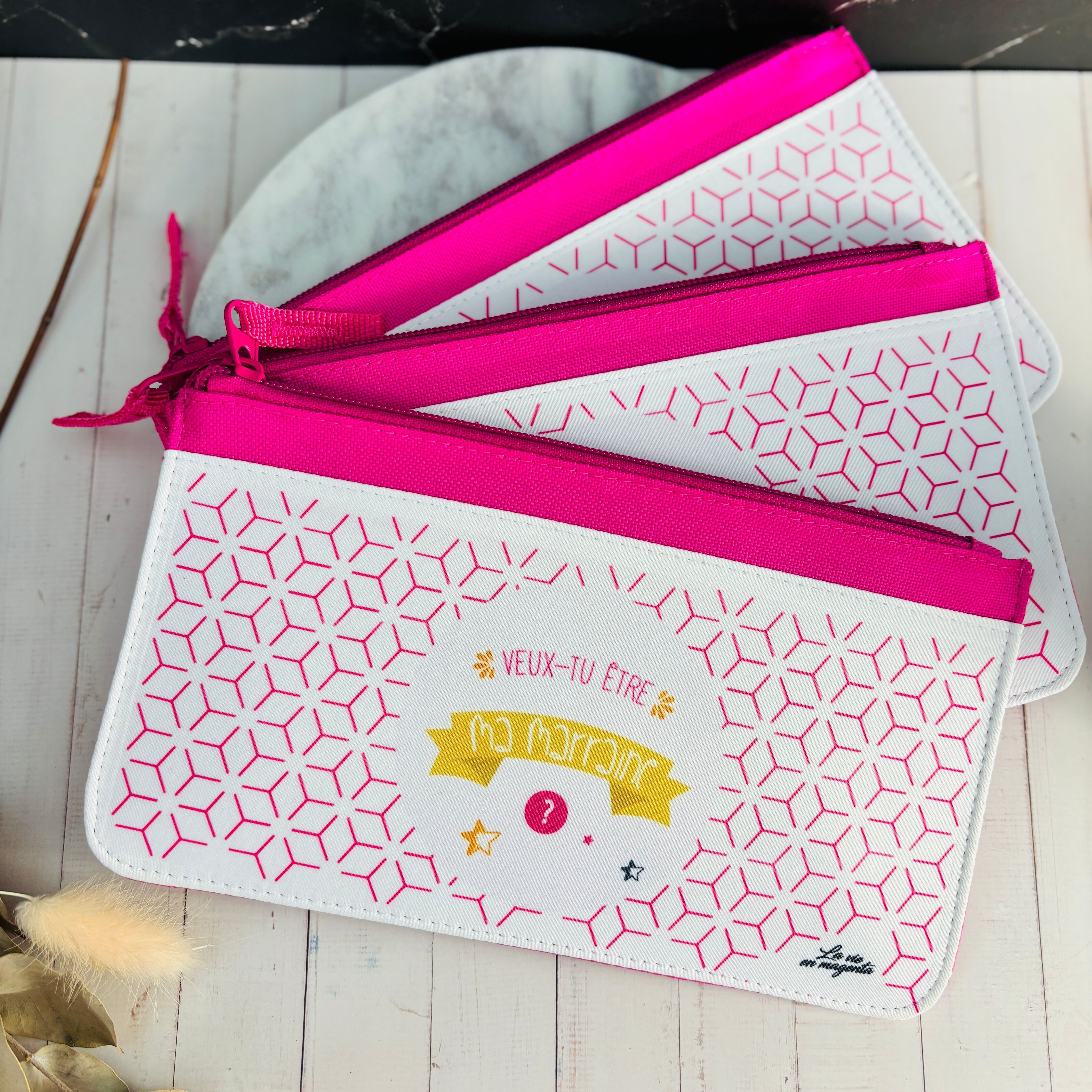 Set di 3 astucci con la scritta "Vuoi essere la mia madrina?"" – Formato 21x12 cm – Allegro design bianco e fucsia