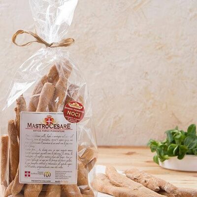 Palitos de pan de nuez hechos a mano en Italia