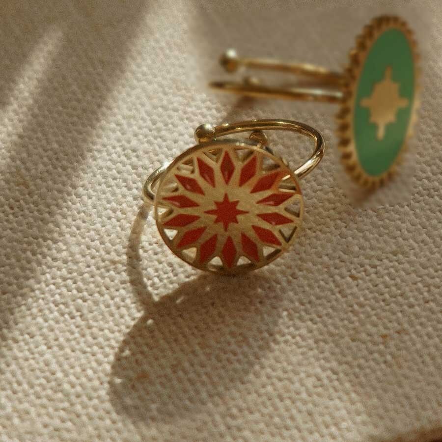 Anello regolabile in acciaio con corallo rosa dei venti traforato