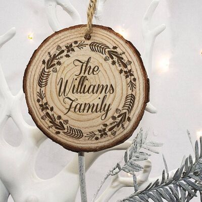 Pers Engraved Wreath Family Christmas Tree Decoration (PER2434-001) (TreatRepublic831)