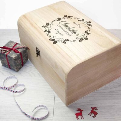 Personalised Christmas Eve Chest With Mistletoe Wreath (PER2397-LRG) (TreatRepublic1252)