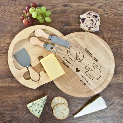 Retro 'Game On' Couples' Round Cheese Board (PER991-001) (TreatRepublic3000)