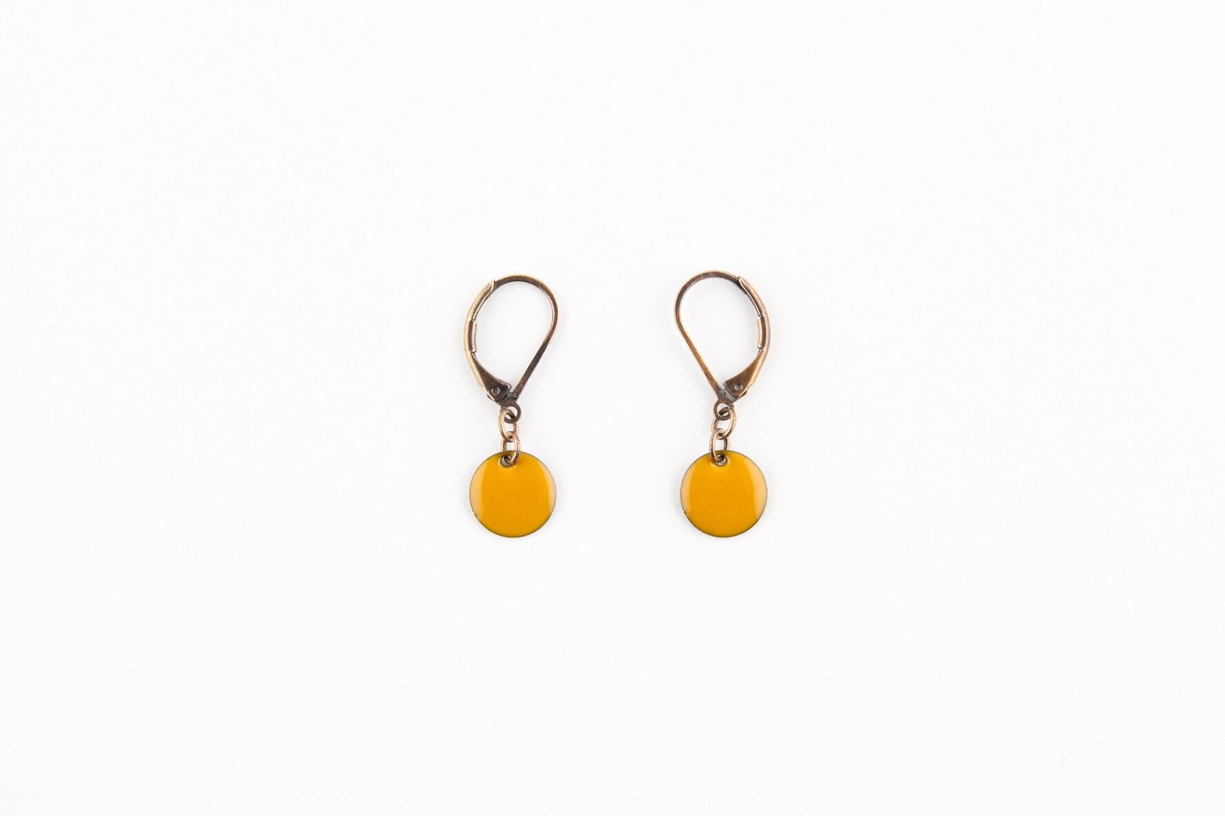 Senf Péquelettes Ohrringe