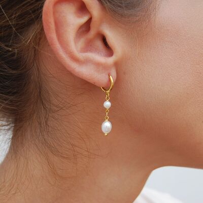 Boucles d'oreilles en argent sterling avec perles.