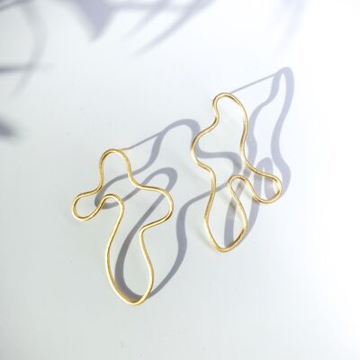 Asymmetric golden OXUM earrings